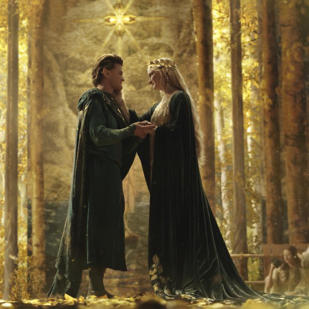 Galadriel und Elrond stehen in „Der Herr der Ringe: Die Ringe der Macht“ beieinander.