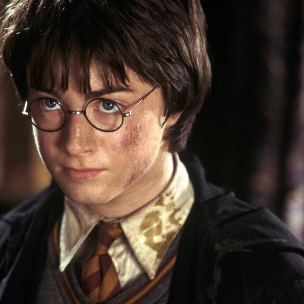 Harry Potter mit Narben im Gesicht und einer Gryffindor-Krawatte.