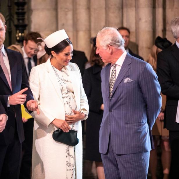 Prinz William, Prinz Harry, Meghan Markle und König Charles III. bei einer Veranstaltung.