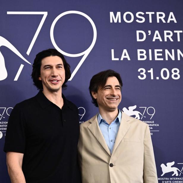 Adam Driver und Noah Baumbach posieren bei den Filmfestspielen von Venedig 2022.