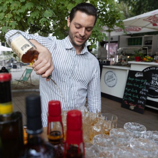 Ein Barkeeper mixt Getränke an einem Stand von „Little Italian“.