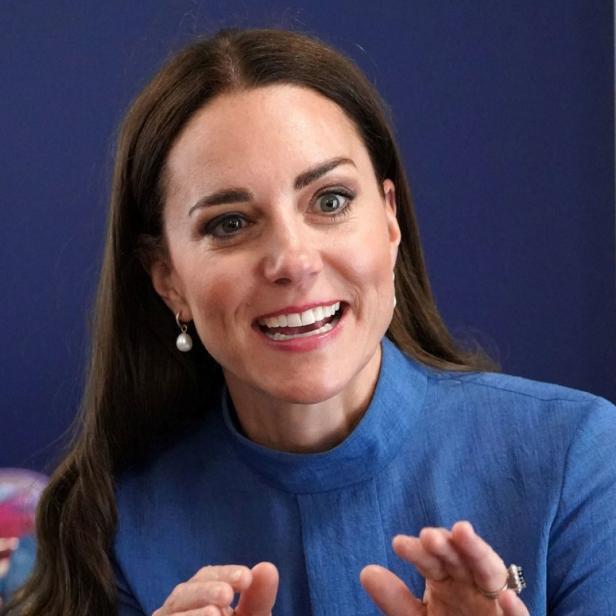 Catherine, Princess of Wales, lächelt und gestikuliert.
