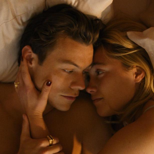 Harry Styles und Florence Pugh liegen in „Don’t Worry Darling“ im Bett.