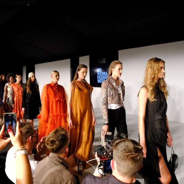 Models präsentieren Mode auf der MQ Vienna Fashion Week.