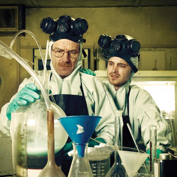 Walter White und Jesse Pinkman aus „Breaking Bad“ hantieren mit Chemikalien im Labor.