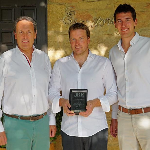 Drei Männer posieren mit einem „JRE Sommelier Award“.