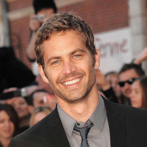 Paul Walker lächelt auf einer Veranstaltung in die Kamera.