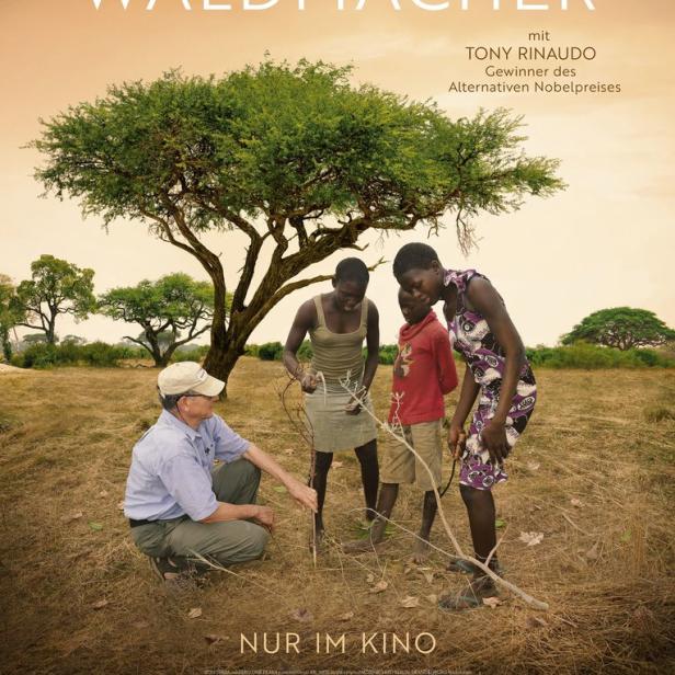 Das Filmplakat für „Der Waldmacher“ zeigt Tony Rinaudo mit drei afrikanischen Kindern bei der Baumpflanzung.