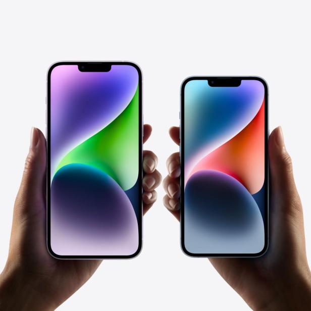 Zwei iPhones werden von Händen gehalten und zeigen farbenfrohe Hintergründe.