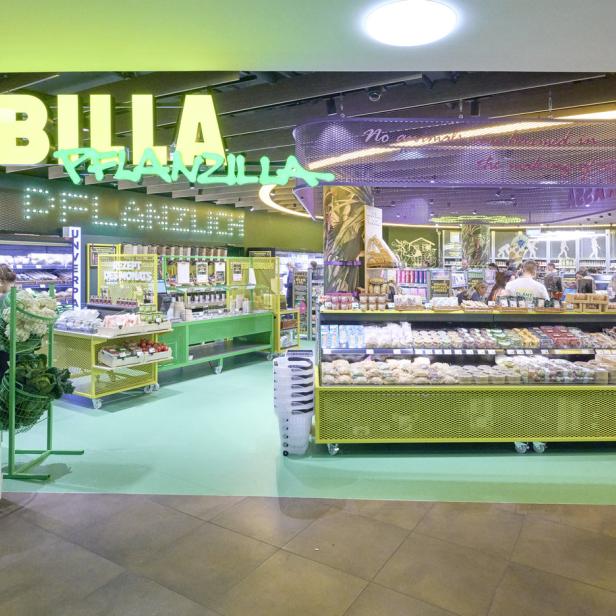 Ein Blick in den „Billa Pflanzilla“-Supermarkt mit seinem grünen Interieur und verschiedenen Produkten.