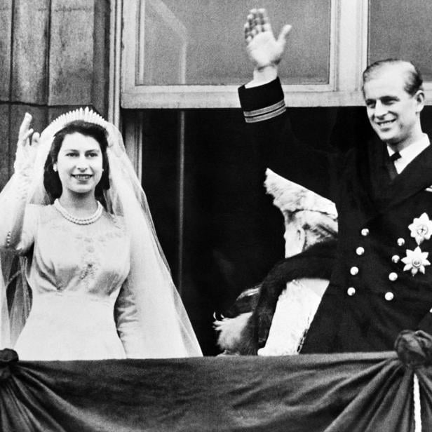 Königin Elizabeth II. und Prinz Philip winken an ihrem Hochzeitstag vom Balkon.