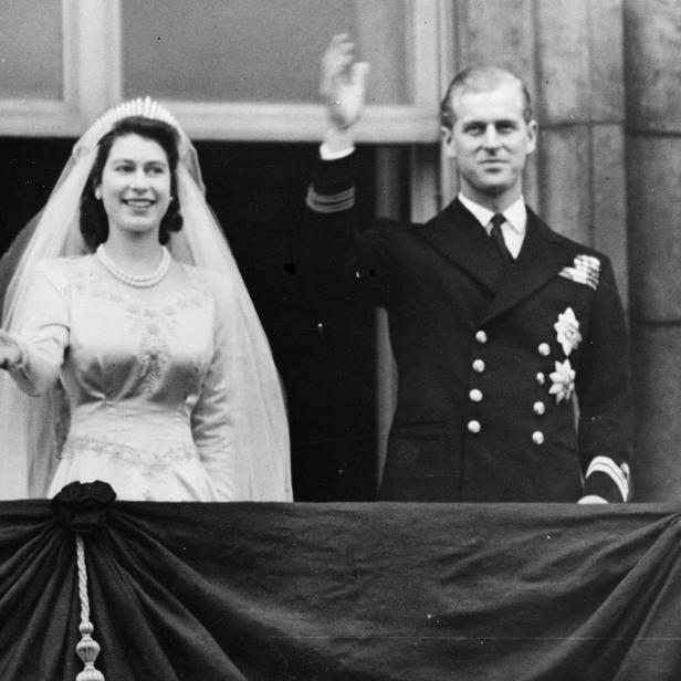 Königin Elizabeth II. und Prinz Philip winken an ihrem Hochzeitstag vom Balkon.