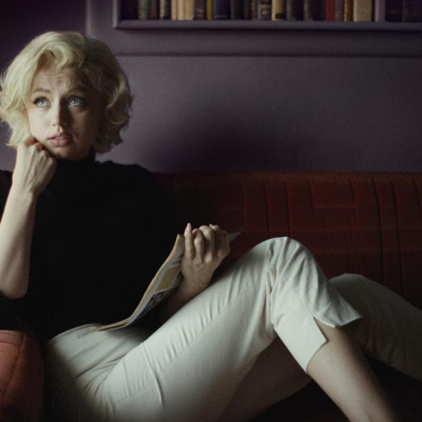 Ana de Armas als Marilyn Monroe im Film „Blonde“ auf einem Sofa liegend.