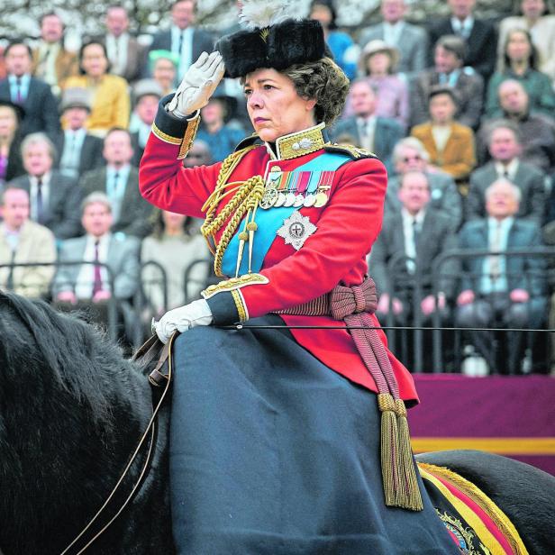 Olivia Colman als Königin Elizabeth II. in der vierten Staffel von „The Crown“ auf einem Pferd.