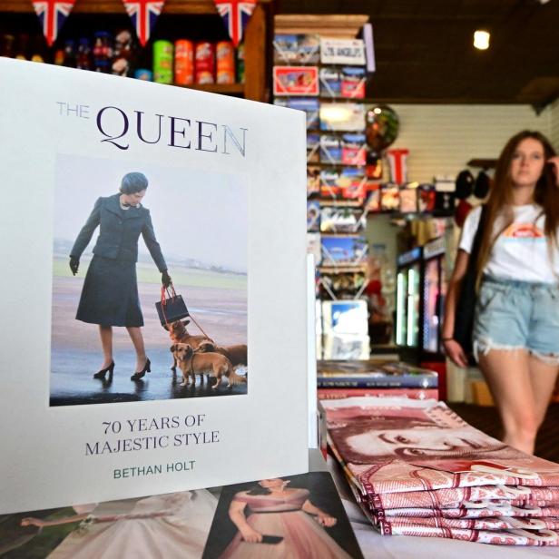 Ein Buch mit dem Titel „The Queen: 70 Years of Majestic Style“ wird in einem Geschäft ausgestellt.