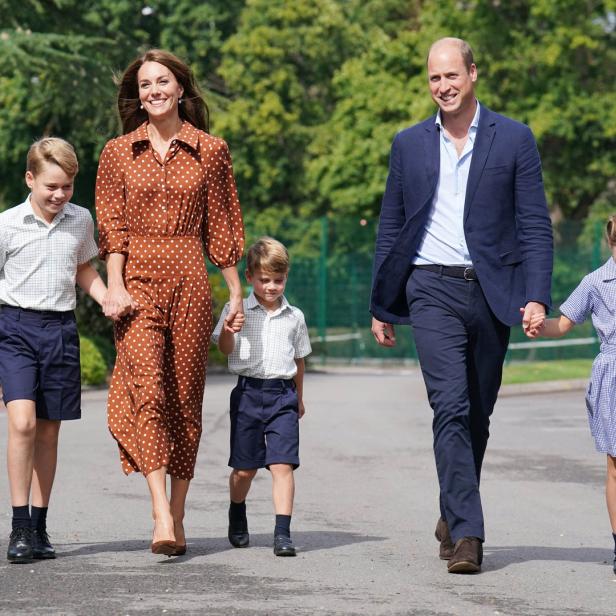 Prinz William und Prinzessin Kate gehen mit ihren drei Kindern Hand in Hand spazieren.