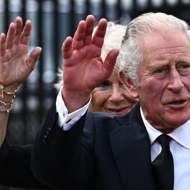 König Charles III. und Königin Camilla winken in die Menge.