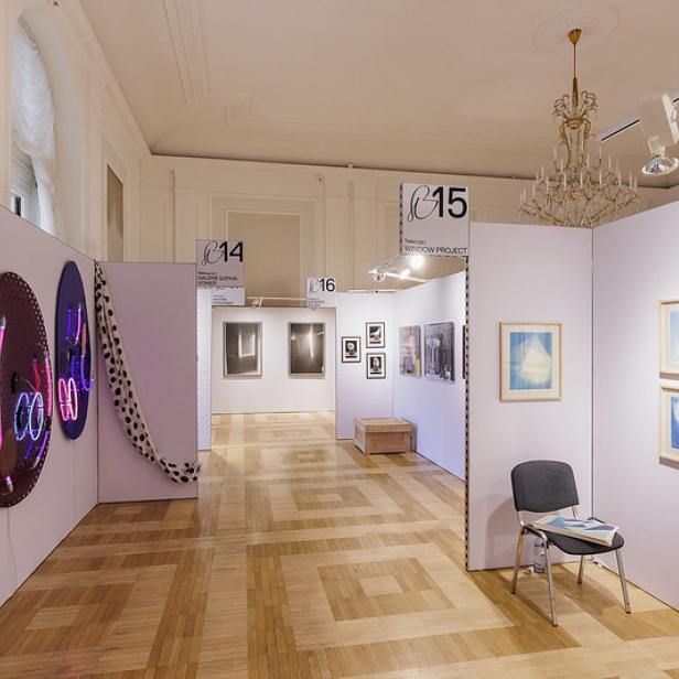 Eine Kunstausstellung mit verschiedenen Exponaten in einem eleganten Raum.