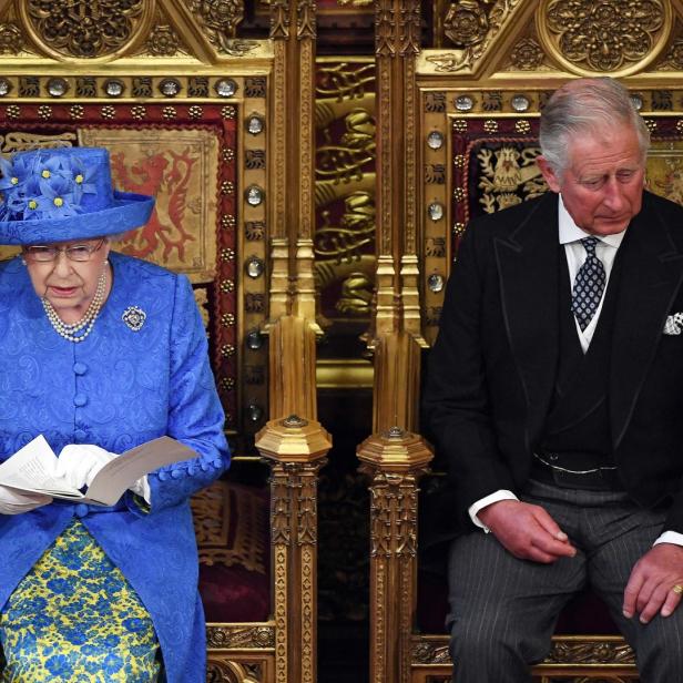 Königin Elisabeth II. liest eine Rede, während Prinz Charles neben ihr sitzt.