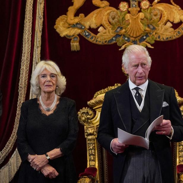 König Charles III. hält eine Rede, während Königin Camilla daneben steht.