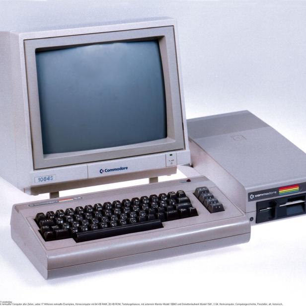 Ein Commodore C64-Computer mit Monitor 1084S und Diskettenlaufwerk 1541.