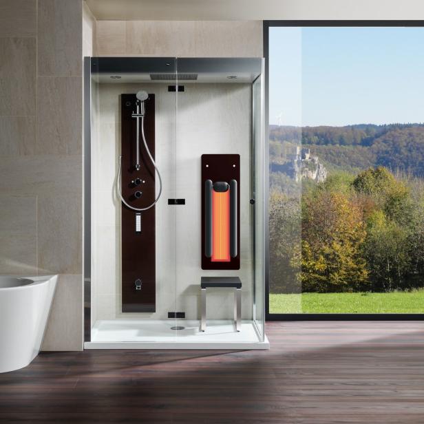 Eine moderne Duschkabine mit Infrarotpaneel und Blick auf eine Landschaft mit Burgruine.