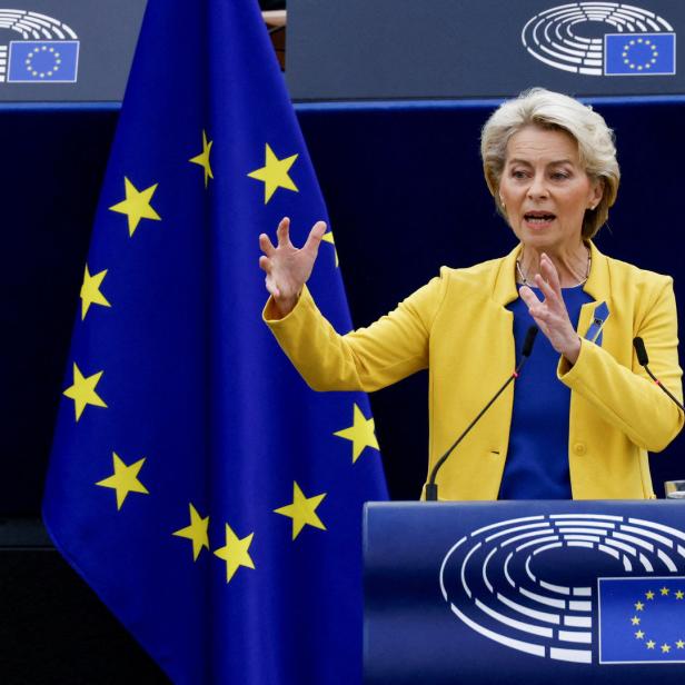 Ursula von der Leyen spricht vor einer Europaflagge.