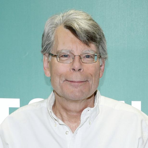 Porträt von Stephen King mit Brille vor einem hellgrünen Hintergrund.
