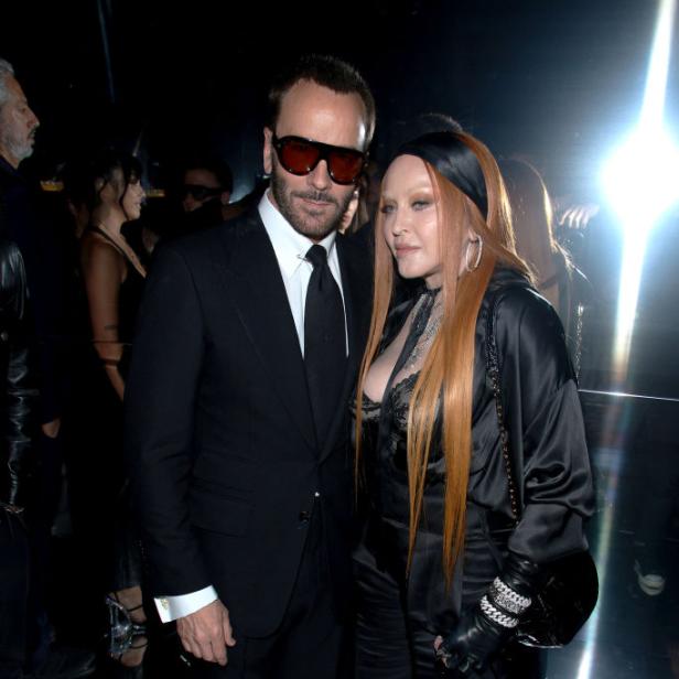 Tom Ford und Madonna posieren zusammen auf einer Veranstaltung.