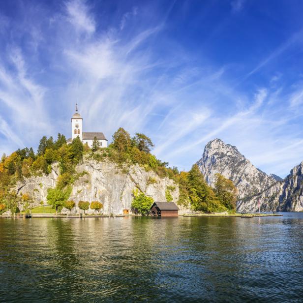 Die Kirche auf einer Felsinsel im Traunsee mit Blick auf den Traunstein.