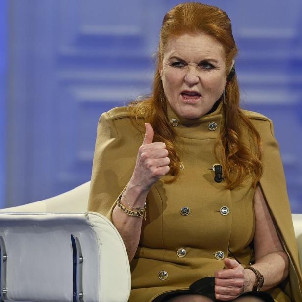 Sarah Ferguson sitzt in einem Sessel und zeigt den Daumen nach oben.