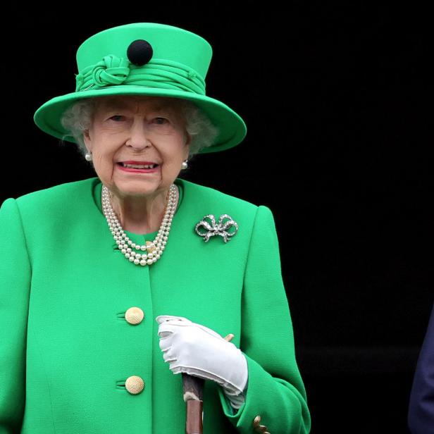 Königin Elisabeth II. und Prinz George auf einem Balkon.