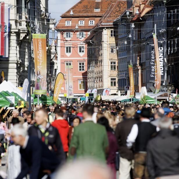 Hunderte Menschen füllen die Grazer Herrengasse beim Aufsteirern