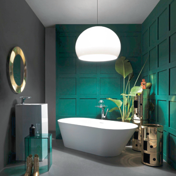Ein modernes Badezimmer mit freistehender Badewanne und grünen Akzenten.