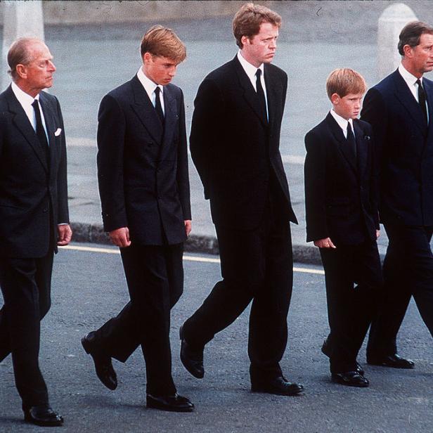 Prinz Philip, Prinz William, Earl Spencer, Prinz Harry und Prinz Charles gehen zusammen in Anzügen.