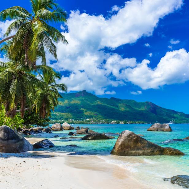 Baie Beau Vallon - Beach on island Mahe in Seychelles