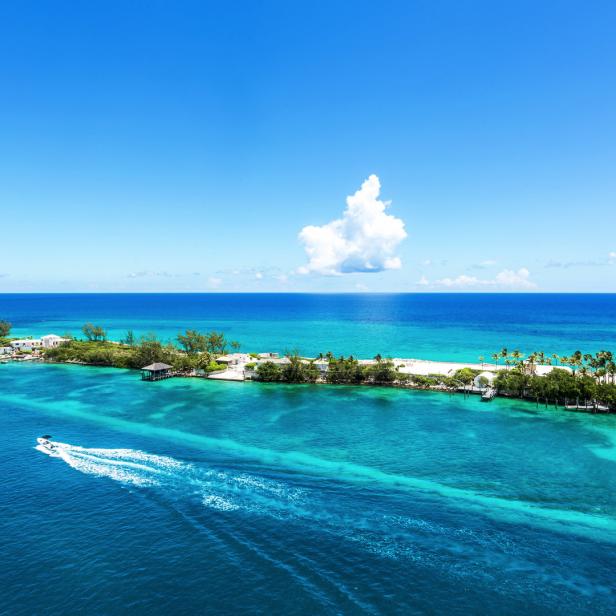 Ein Boot fährt vor einer Insel in Nassau, Bahamas.