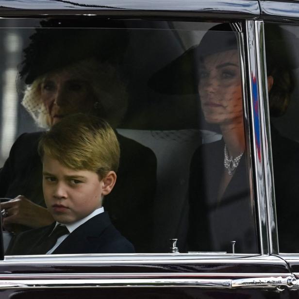 Prinz George, Camilla und Prinzessin Kate sitzen in einem Auto.