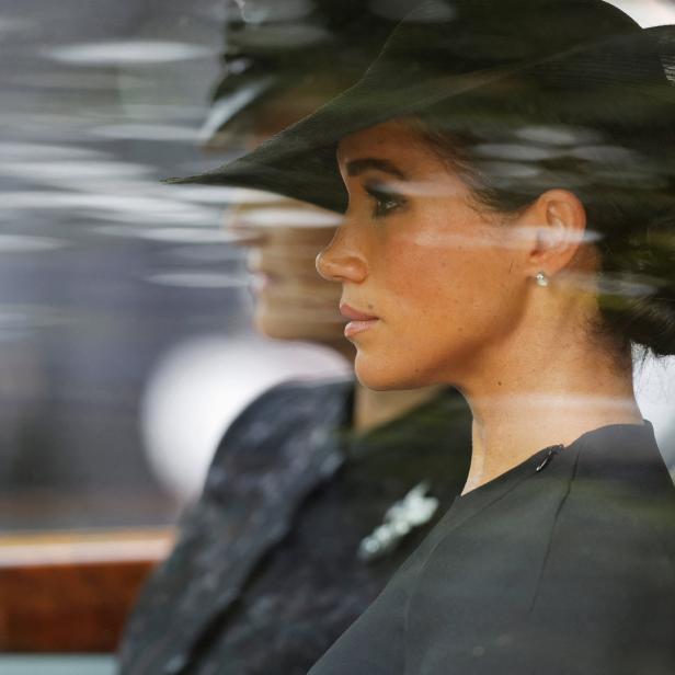 Meghan, Herzogin von Sussex, mit Hut in einem Auto.