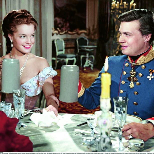 Romy Schneider und Karlheinz Böhm in einer Szene aus dem Film „Sissi“.