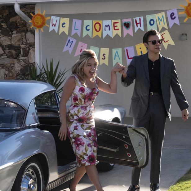 Florence Pugh und Harry Styles vor einem Haus mit einem „Welcome Home“-Banner.