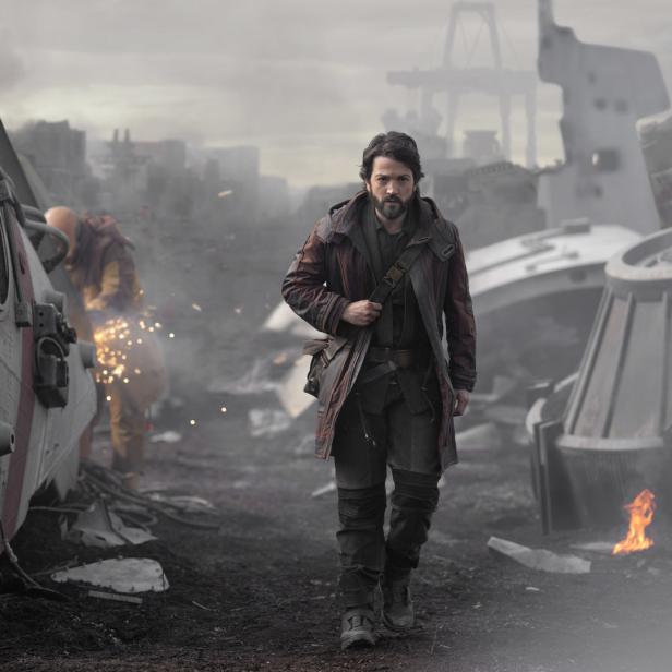 Diego Luna als Cassian Andor inmitten einer zerstörten Landschaft.
