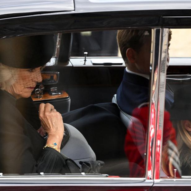 Königin Camilla und Prinzessin Charlotte fahren in einem Auto.
