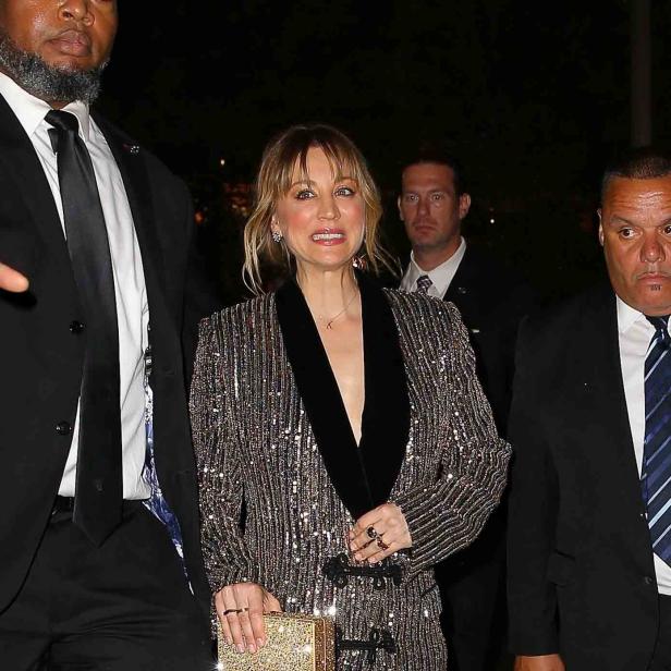 Kaley Cuoco in einem glitzernden Blazerkleid mit Bodyguards.