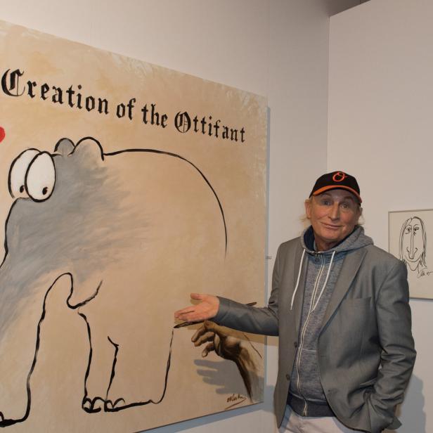 Otto Waalkes präsentiert ein Gemälde mit dem Titel „Creation of the Ottifant“.