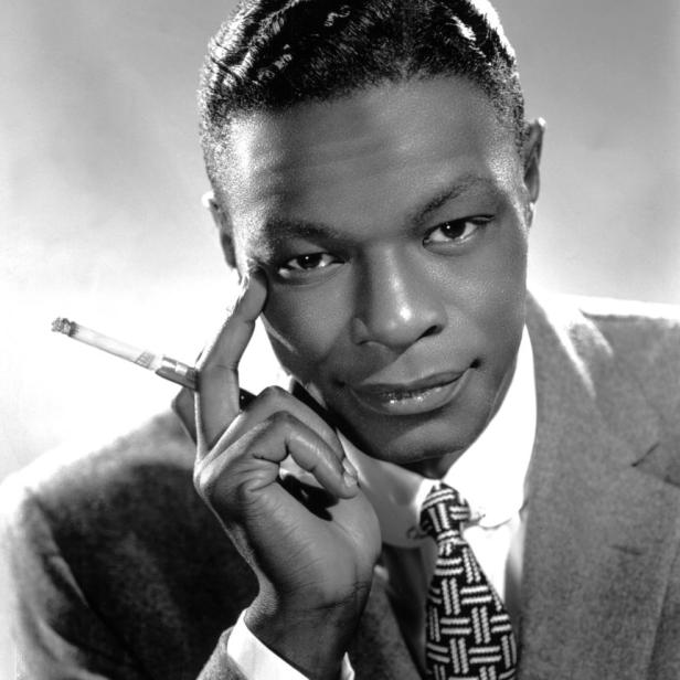 Ein Schwarzweißporträt von Nat King Cole mit einer Zigarette in der Hand.