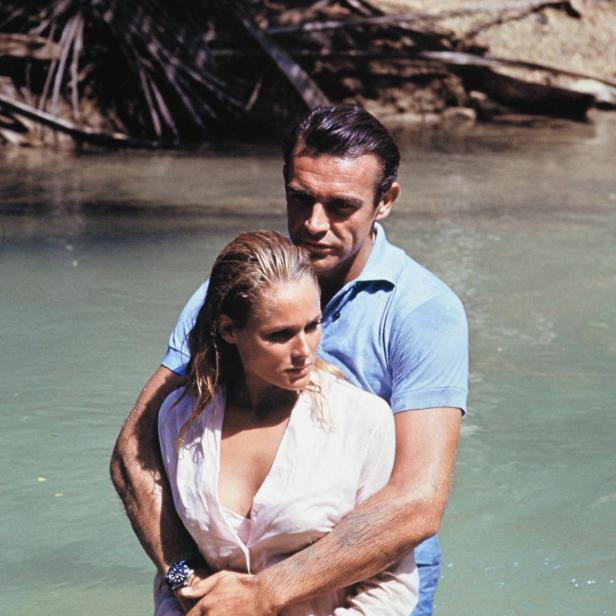 Sean Connery umarmt Ursula Andress in einer Szene aus dem Film „James Bond jagt Dr. No“.