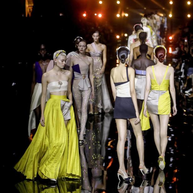 Models präsentieren farbenfrohe Designs auf einem Laufsteg.