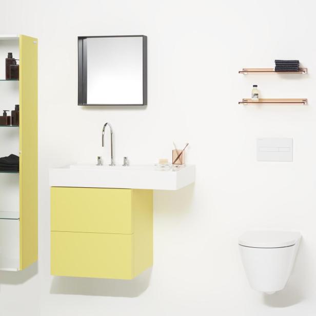 Ein Badezimmer mit gelben Möbeln, darunter ein Waschbeckenunterschrank und ein offener Hängeschrank.