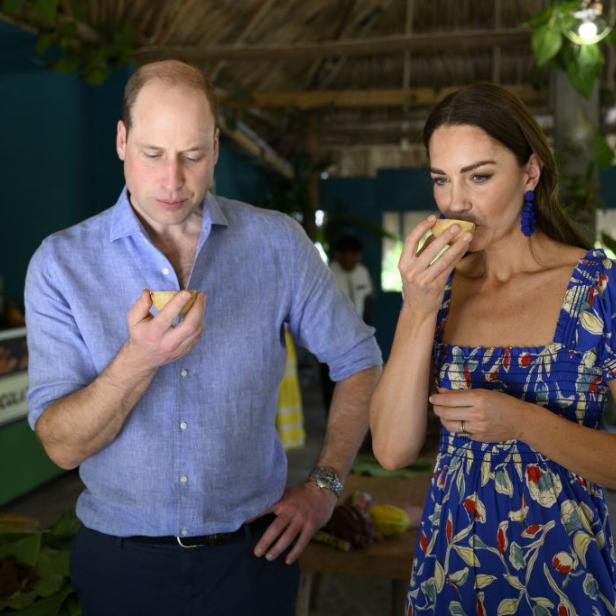 Prinz William und Prinzessin Kate probieren Kakao bei einem Besuch in Belize.